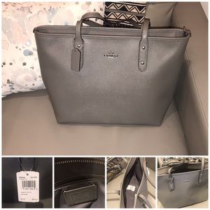 Brand: COACH

Style: Tote, Shoulder Bag